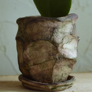 ŚLADY NATURY III_doniczka ceramiczna_brązy z nutką zieleni