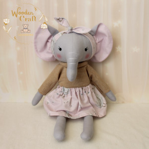 Słonik Elza przytulanka w beżowy sweterek i różowa spódniczka z opaską