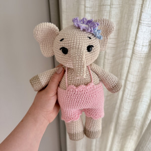 Słonik w ogrodniczkach