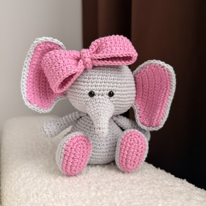 Słonik z różową kokardą