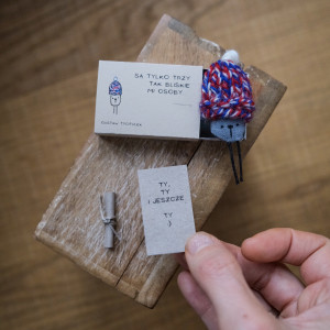 Śmieszna mini kartka 3D z wiadomością w pudełku Gustaw tyciTulek