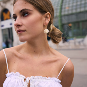 Śmietankowe kolczyki kwiaty wesele komunia chrzciny przyjęcie