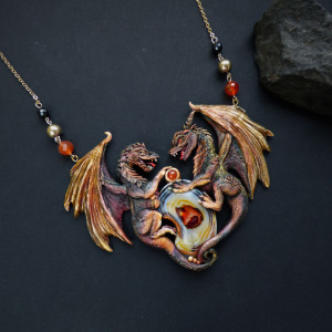 Smocza Straż – rzeźbiony naszyjnik z agatem i karneolem