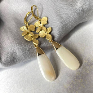 Smukłe kolczyki z perłami w kwiatach c1332