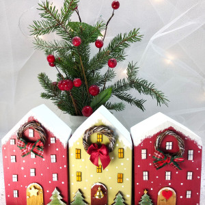 Śnieżne domki -  dekoracja z drewna.