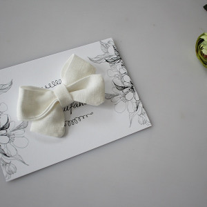 Spinka kokardka len krem