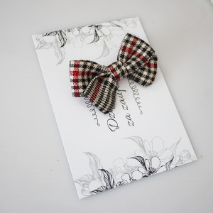 Spinka z kokardką krata beżowo czerwona 8x6