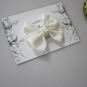 Spinka z kokardką śmietanka ażurowe kwiatuszki 7x6