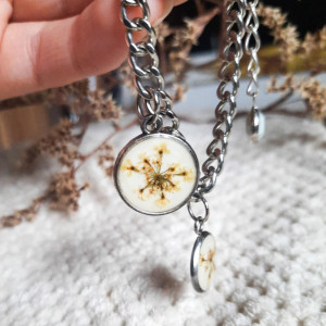 Srebrna bransoletka z suszonymi kwiatami