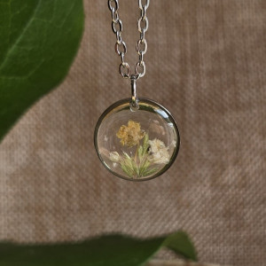 Srebrna mała zawieszka z kwiatami żywica gipsówka