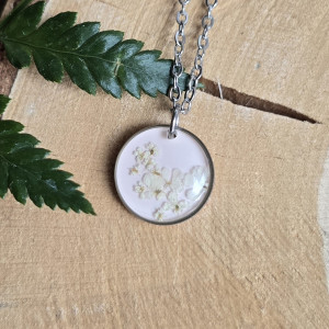 Srebrna mała zawieszka z różowymi kwiatami żywica dzika marchew