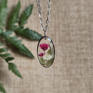 Srebrna zawieszka jajowata z różowymi kwiatami żywica