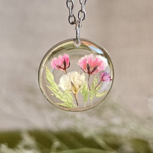 Srebrna zawieszka z kwiatami różowa gipsówka