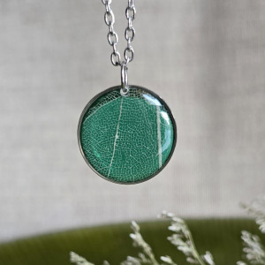 Srebrna zawieszka z liściem liść zielony kwiat