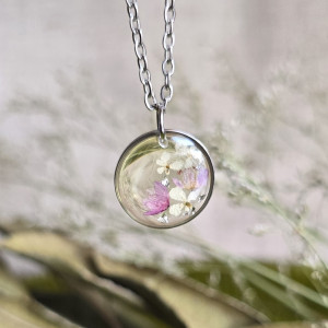 Srebrna zawieszka z wiecznymi kwiatami różowa gipsówka