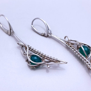 Srebrne kolczyki wire wrapping z zielonym chalcedonem