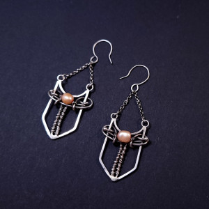 Srebrne kolczyki z różową perłą | Eleganckie kolczyki z motywem miecza