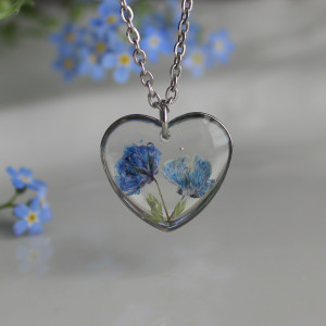 Srebrne serce z niebieską gipsówką kwiatami