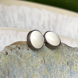 Srebrne sztyfty z białymi perłami d120
