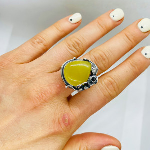 Srebrny damski pierścionek z bursztynem bałtyckim