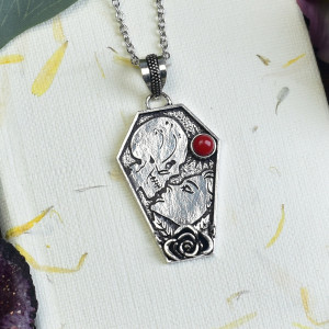 Srebrny ozdobny wisiorek trumna z koralem - till death do us part #606