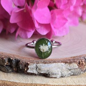 Srebrny pierścionek jajowaty wieczne kwiaty białe