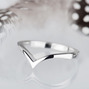 Srebrny pierścionek w kształcie litery V