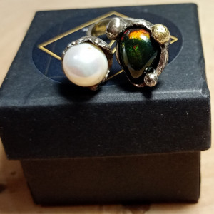 Srebrny pierścionek z czarnym opalem i perłą