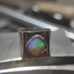 Srebrny pierścionek z fasetowanym opalem