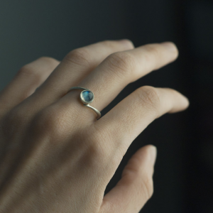 Srebrny pierścionek z kamieniem księżycowym