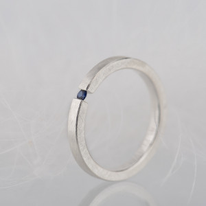 Srebrny pierścionek z naturalnym szafirem
