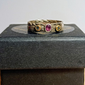 Srebrny pierścionek z naturalnymi szafirami