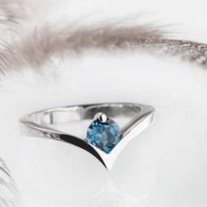 Srebrny pierścionek z topazem London blue