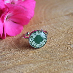 Srebrny pierścionek z zielonym oczkiem kwiaty