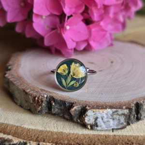 Srebrny pierścionek z żółtym kwiatem