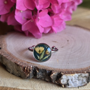 Srebrny pierścionek z żółtym kwiatem zielony