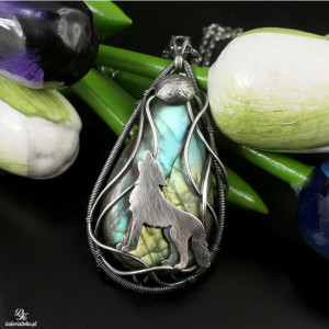 Srebrny wilk w blasku zorzy – Naszyjnik z labradorytem