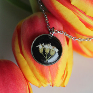 Srebrny wisiorek czarna biżuteria z kwiatami