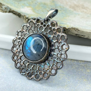 Srebrny wisiorek z płonącym labradorytem a1101