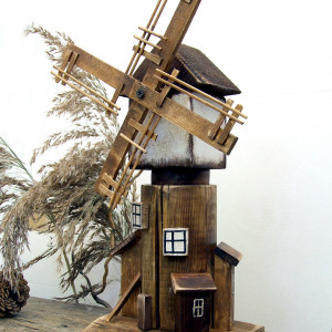 Stary wiatrak - domek z drewna, dekoracja do domu