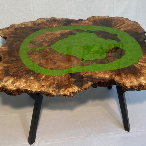Stół,  z plastra drewna i żywicy epoksydowej