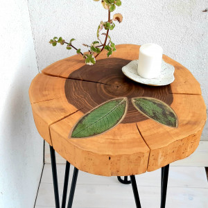 Stolik drewniany z ceramiką green2