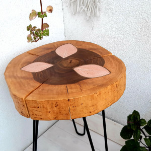 Stolik drewniany z ceramiką rose1