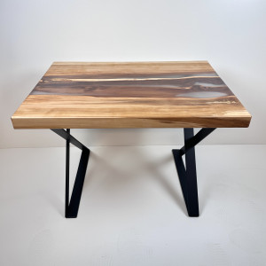 Stolik kawowy z drewna i żywicy epoksydowej