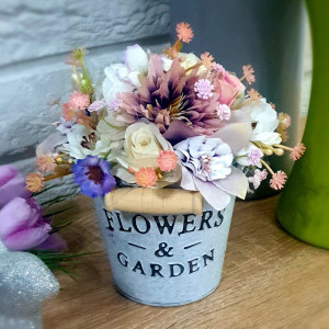 Stroik, flowerbox, fioletowe kwiaty w doniczce,