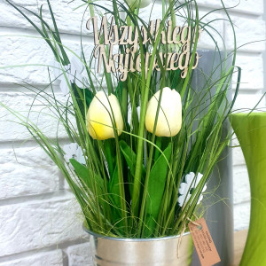 Stroik, tulipany piankowe w trawie, ozdoba stołu
