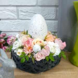 Stroik wielkanocny z jajem, pastelowe kwiaty