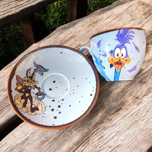 Struś pędziwiatr. Ręcznie malowana filiżanka i spodek