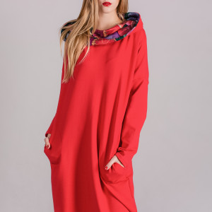 Sukienka z kominem oversize czerwona z wzorem
