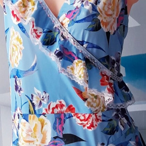 Sukienka z modnymi falbanami błękitna w kwiaty